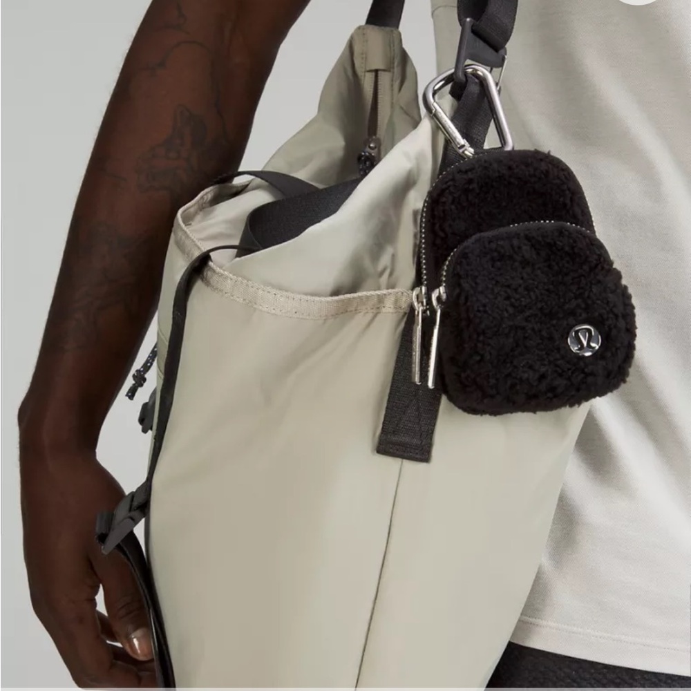 Lululemon Nano Clip-on / Belt-loop Fleece Black Backpack - Picture 7 of 8
